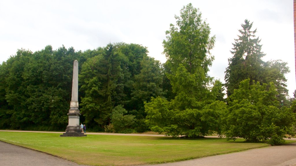 New Garden showing a garden and a monument