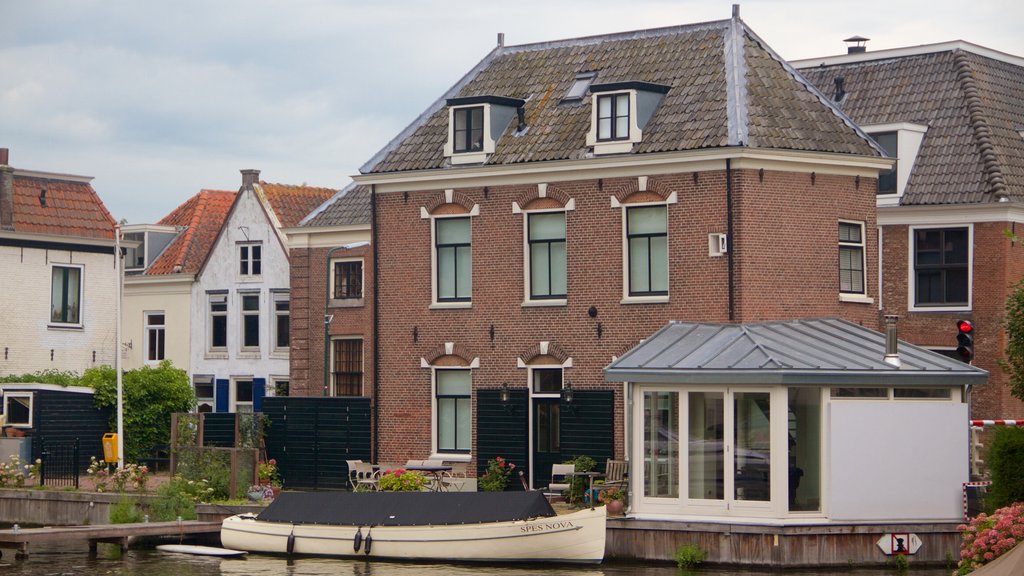 Breukelen mostrando una pequeña ciudad o pueblo, una casa y kayak o canoa