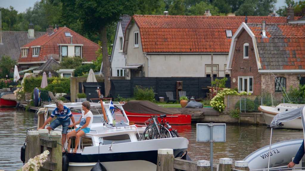 Breukelen mostrando uma cidade pequena ou vila, um lago ou charco e canoagem