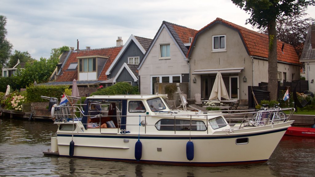 Breukelen ofreciendo paseos en lancha, un lago o abrevadero y una pequeña ciudad o pueblo