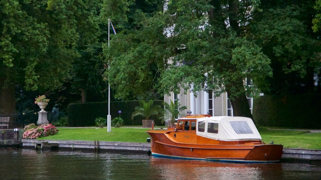 Breukelen ofreciendo botes, una casa y un lago o espejo de agua