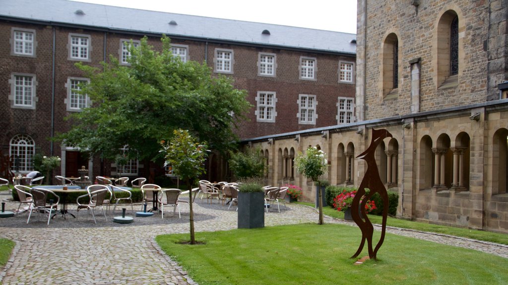 Kerkrade ofreciendo patrimonio de arquitectura y una estatua o escultura