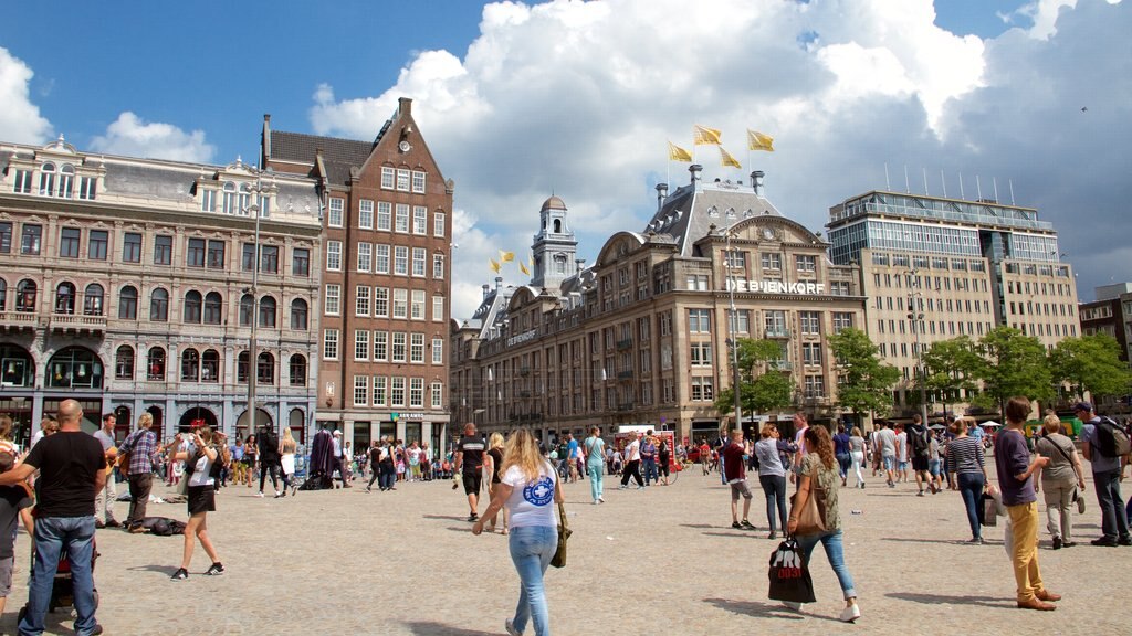 Dam Square que inclui distrito comercial central, uma praça ou plaza e uma cidade