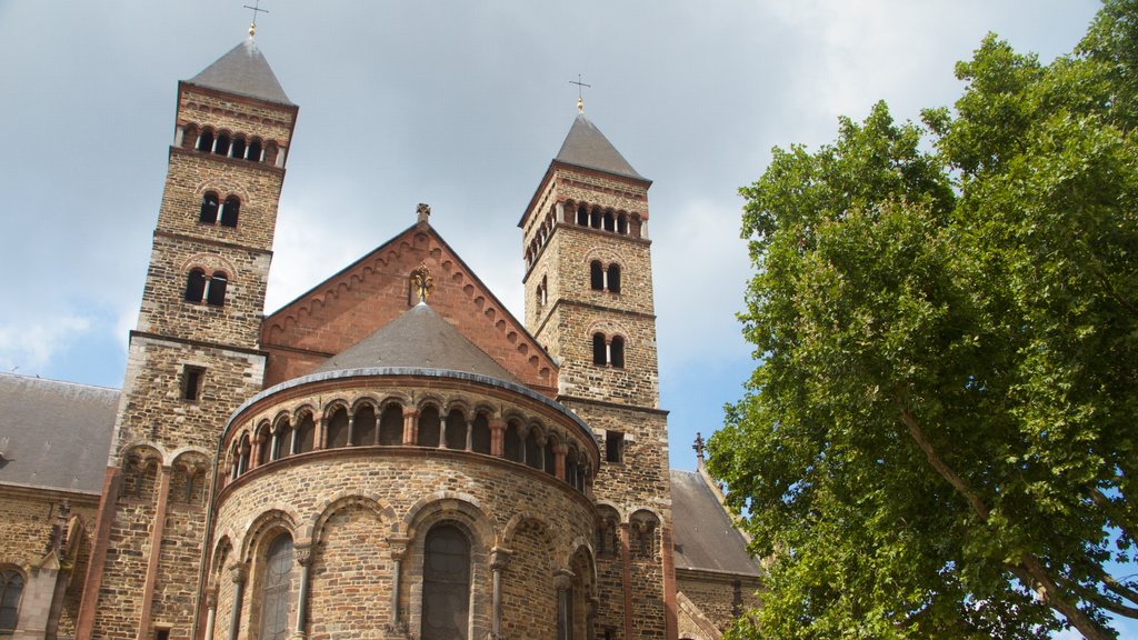 St. Servaas Church which includes religious elements, a church or cathedral and heritage architecture