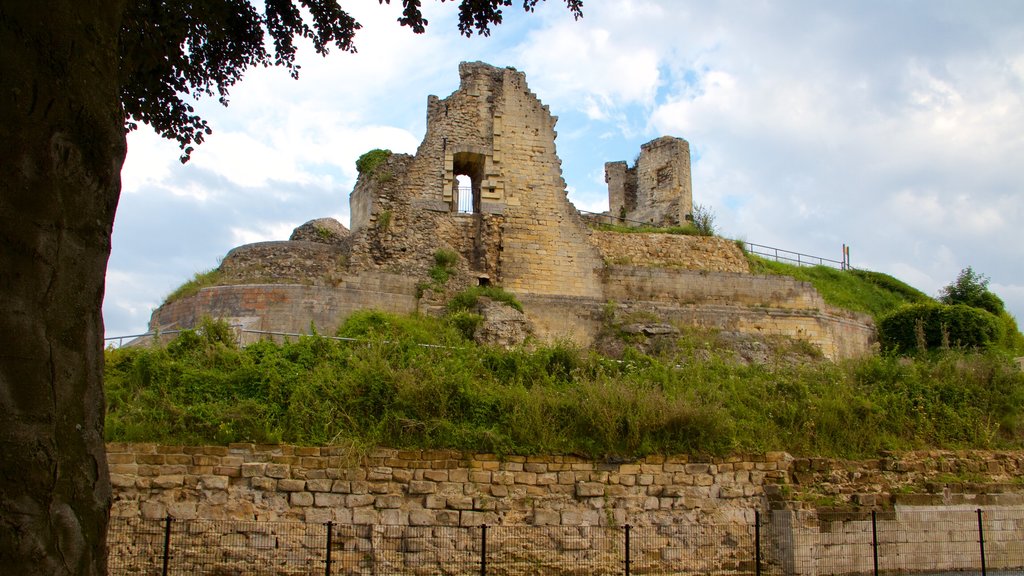 Castillo de Valkenburg mostrando ruinas de un edificio, elementos patrimoniales y un castillo