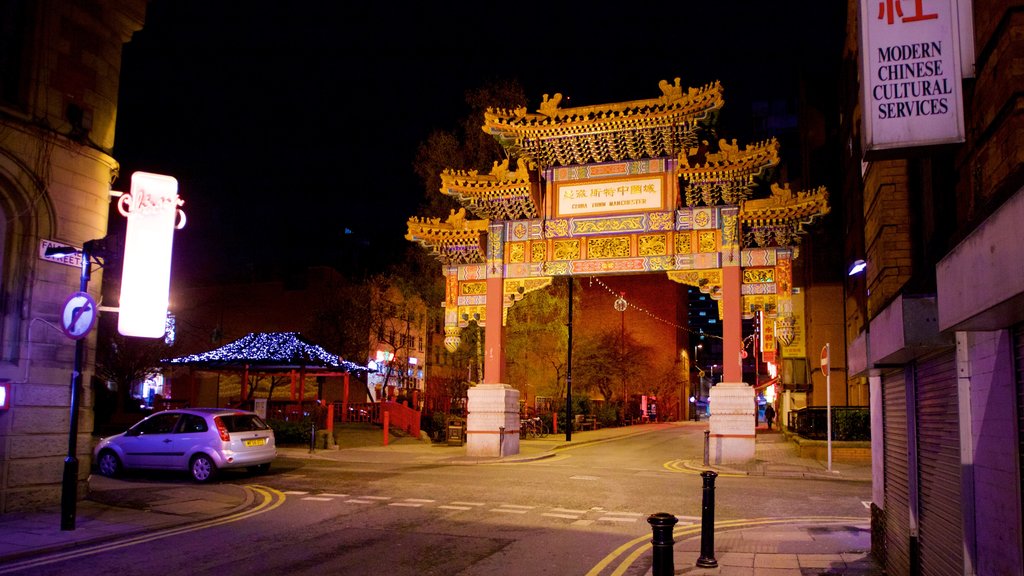 Chinatown mostrando cenas noturnas e distrito comercial central