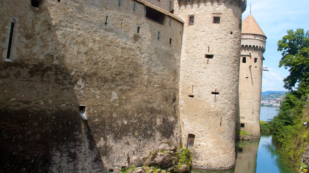 Chateau de Chillon mostrando arquitetura de patrimônio, elementos de patrimônio e um castelo