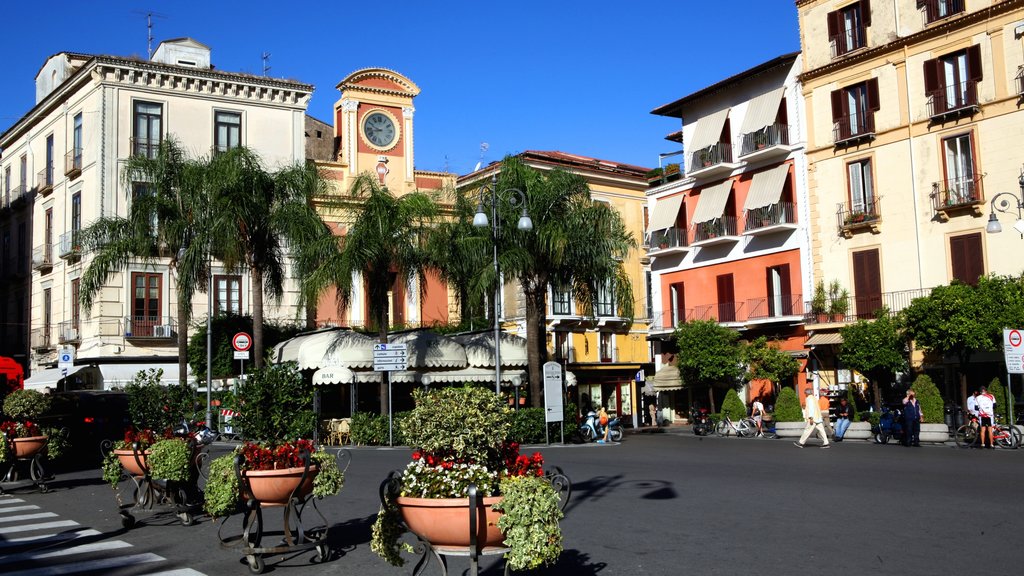 Sorrento ofreciendo una ciudad, un parque o plaza y distrito financiero central