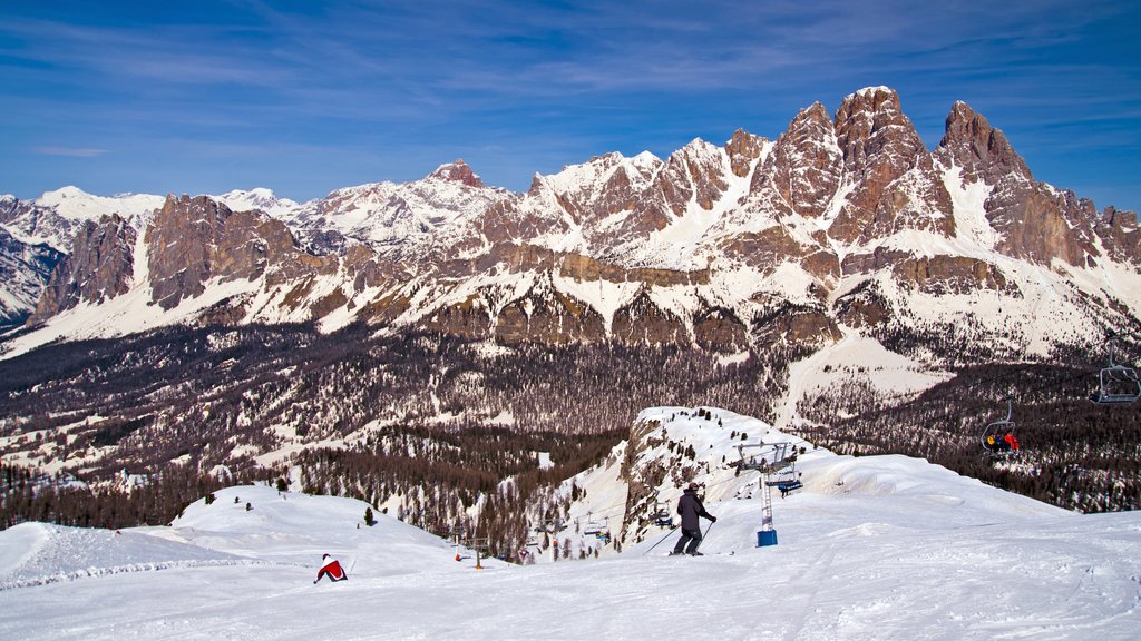 Cortina d\'Ampezzo toont skiën, bergen en sneeuw