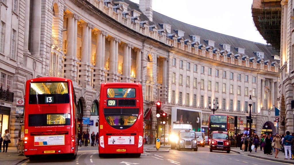 Piccadilly Circus inclusief straten, een stad en cbd