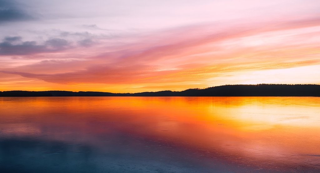 Sonnenuntergang am See in Schweden