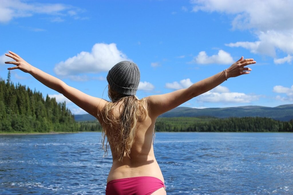 Schwimmen im See in Schweden