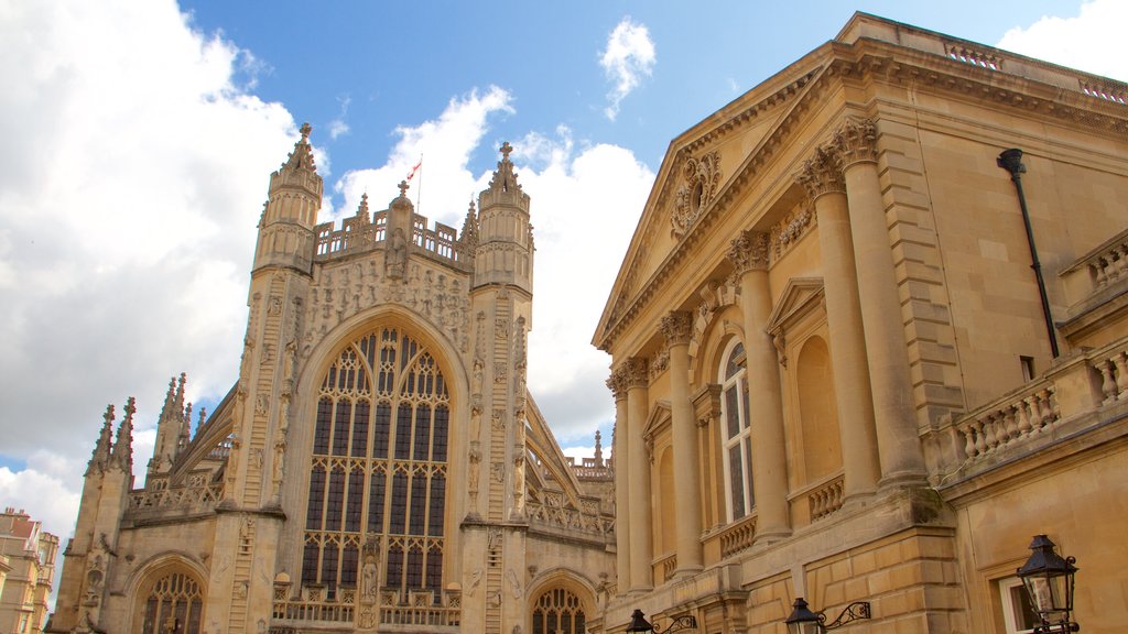 Bath Abbey som omfatter historiske bygningsværker, kulturarvsgenstande og en kirke eller en katedral