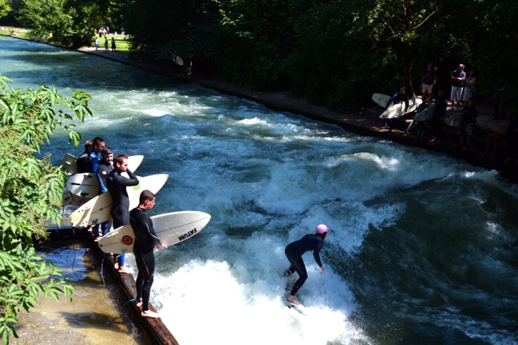 Surfen auf der Eisbachwelle in München