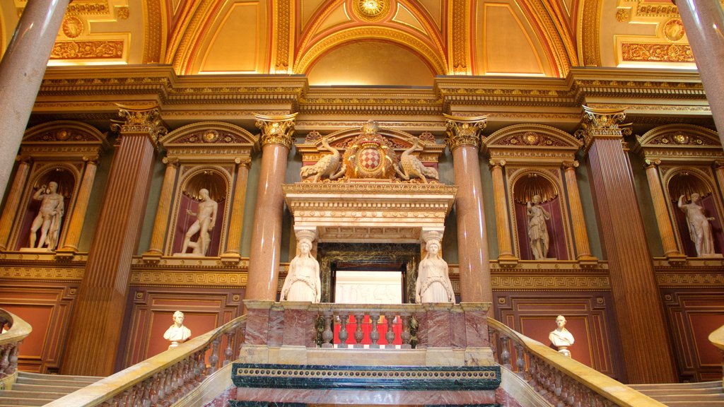 Fitzwilliam Museum showing a statue or sculpture, heritage elements and interior views