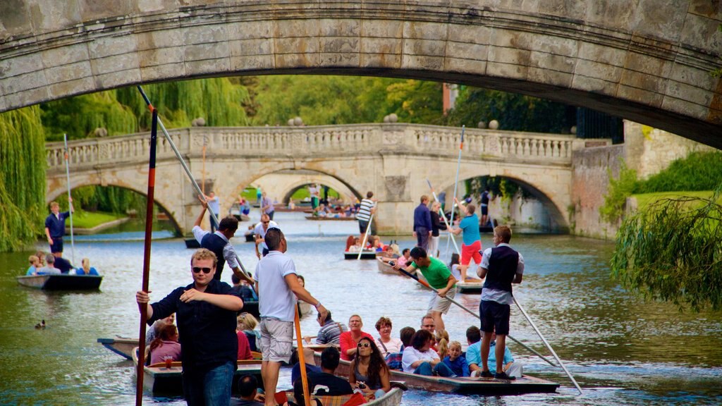 King\'s College ofreciendo botes, un puente y kayaks o canoas