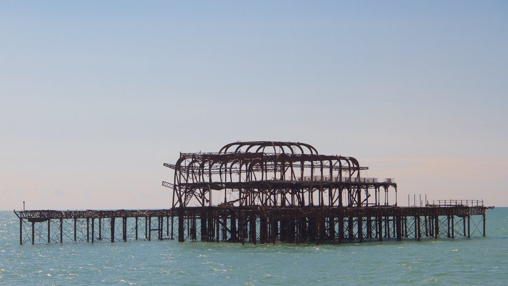 Brighton Beach ofreciendo vistas generales de la costa