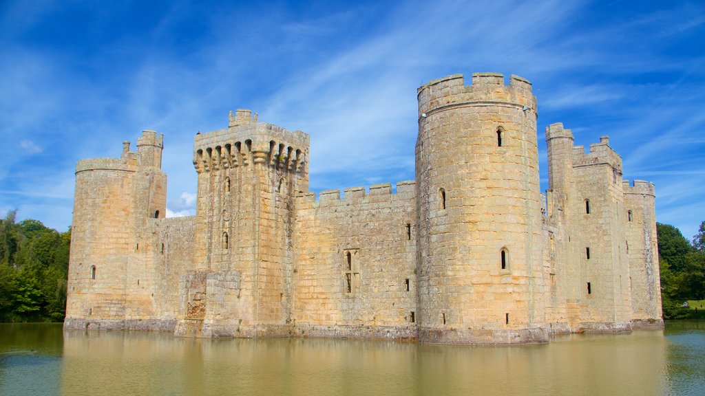 Bodiam Castle que inclui arquitetura de patrimônio, elementos de patrimônio e um pequeno castelo ou palácio