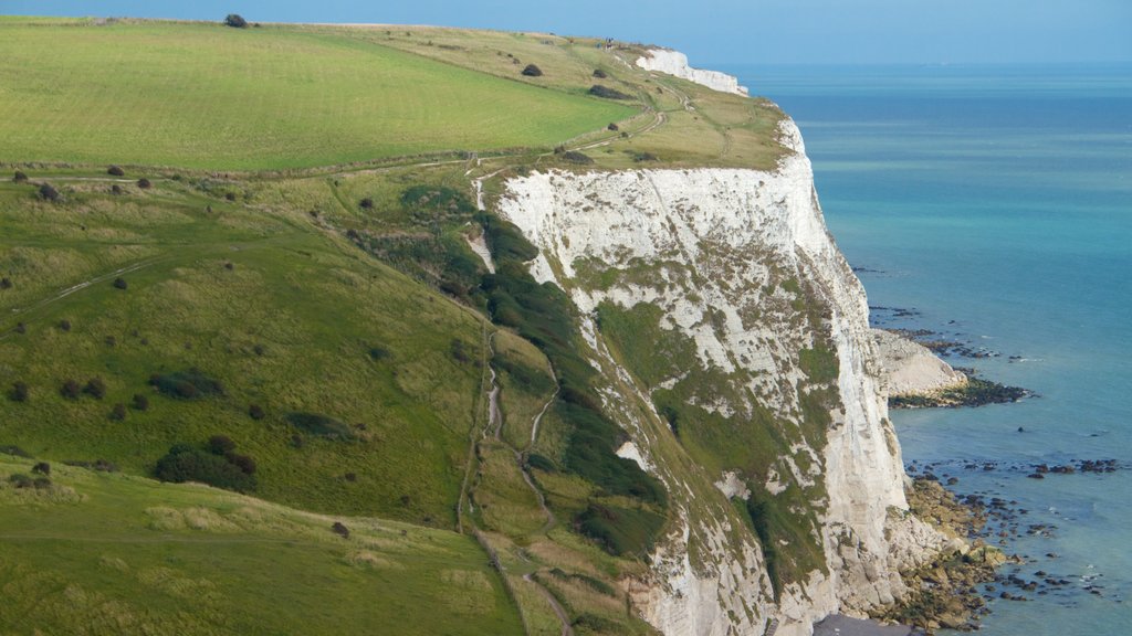 Acantilados Blancos de Dover ofreciendo vista general a la costa, costa escarpada y escenas tranquilas