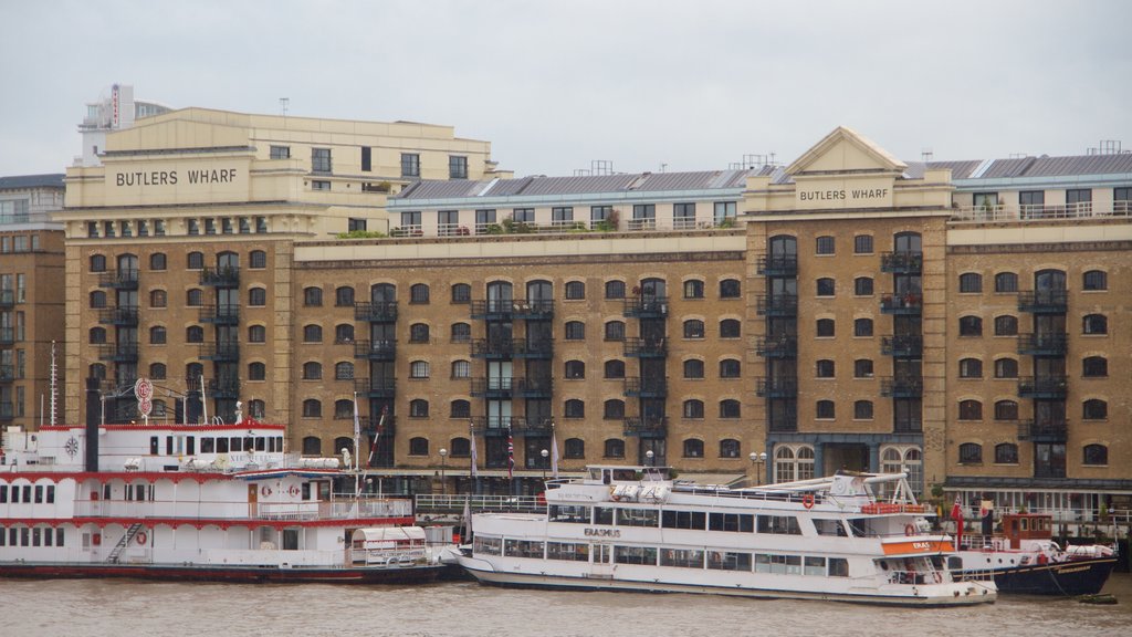 Southwark inclusief een veerboot en historische architectuur