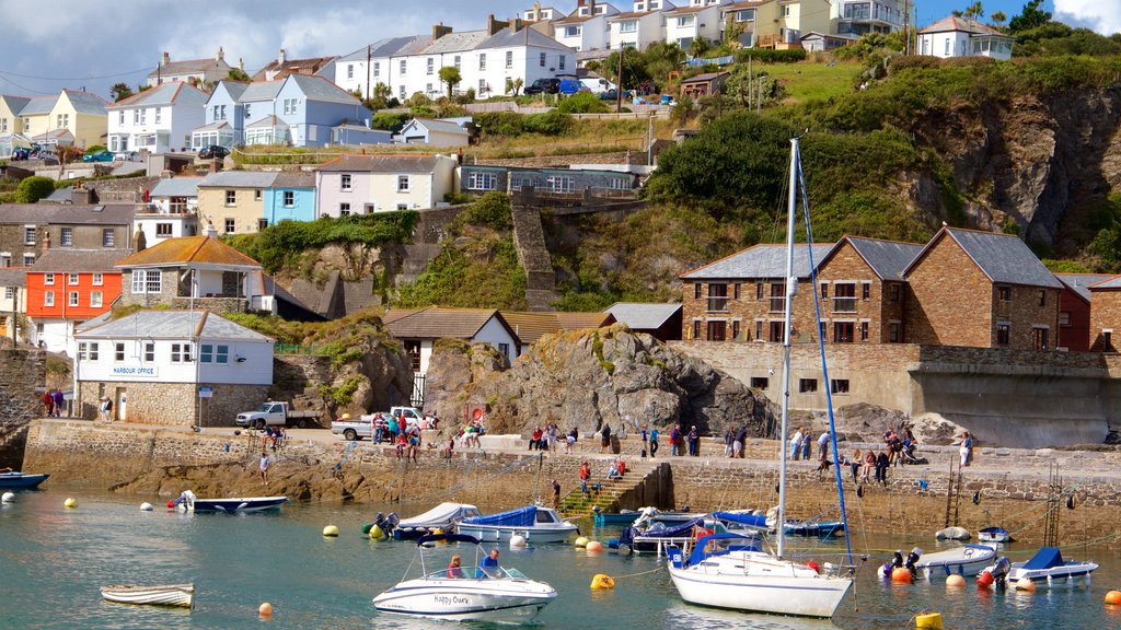 Mevagissey ofreciendo una pequeña ciudad o aldea, una ciudad costera y una bahía o un puerto