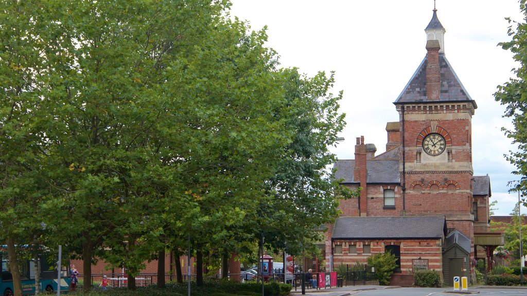 Royal Tunbridge Wells mostrando patrimonio de arquitectura y un parque o plaza