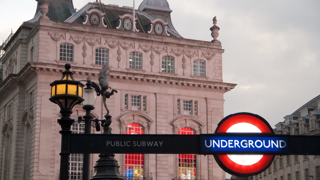 Piccadilly Circus mostrando arquitetura de patrimônio e sinalização