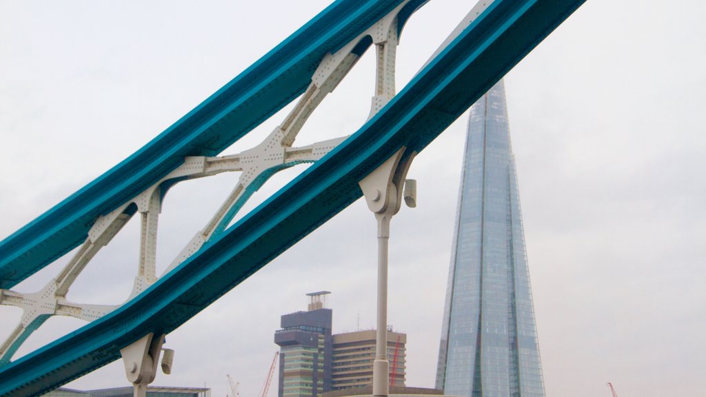 Tower Bridge que incluye un puente