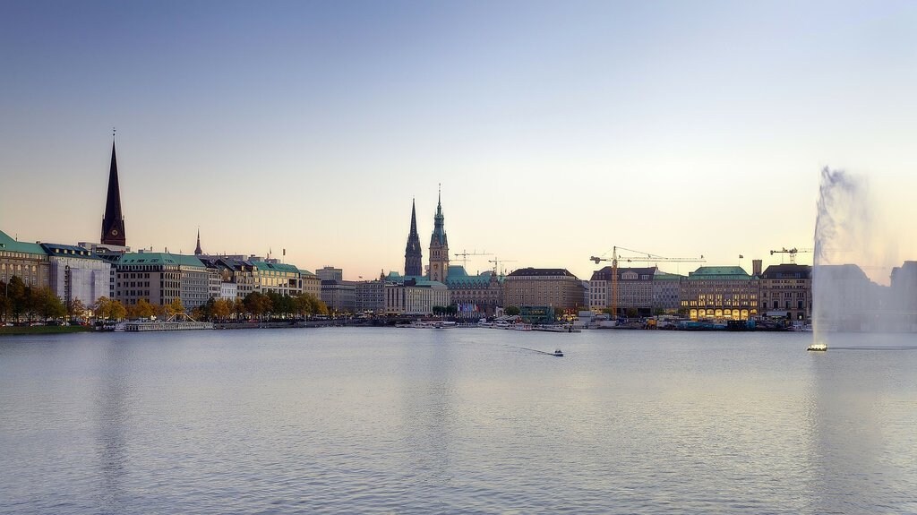 Blick von der Alster auf Hamburg