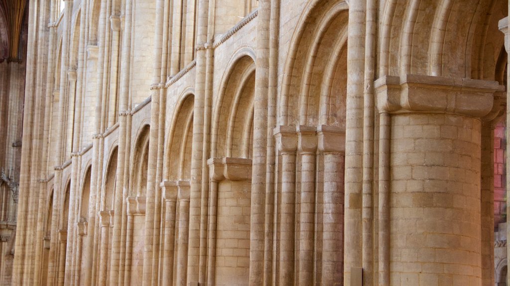 Catredral de Ely mostrando elementos patrimoniales, una iglesia o catedral y arquitectura patrimonial