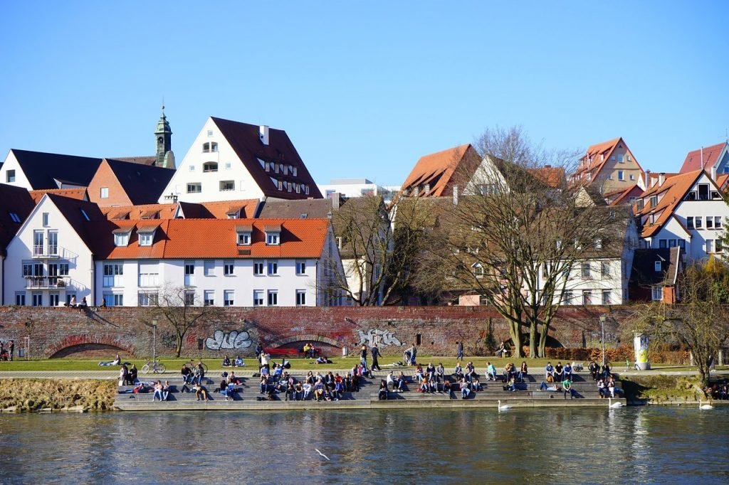 Blick auf die Stadtmauer entlang der Donau in Ulm