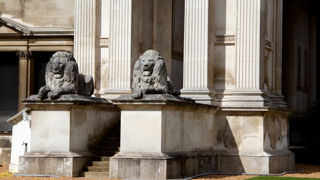 Fitzwilliam Museum que incluye una estatua o escultura y elementos del patrimonio