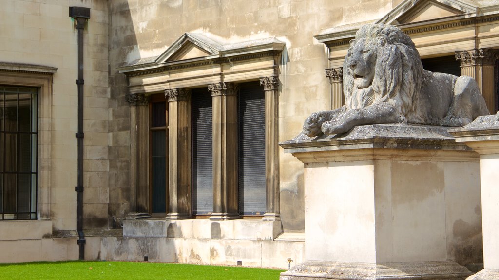 Fitzwilliam Museum que incluye elementos del patrimonio y una estatua o escultura