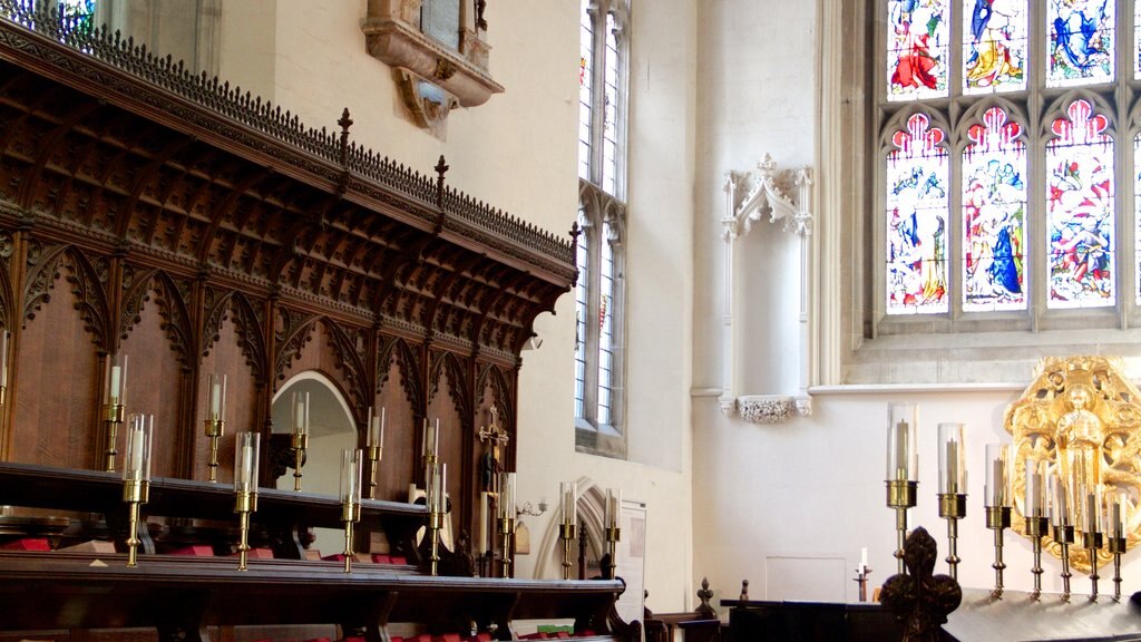 Kerk van St. Mary the Great toont interieur, een kerk of kathedraal en historische architectuur