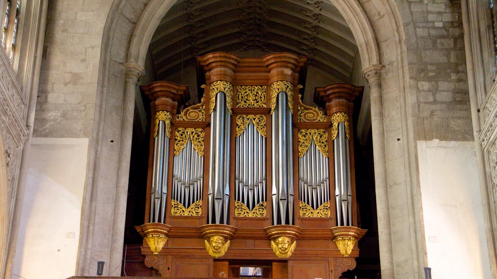 Church of St Mary the Great ofreciendo aspectos religiosos, vistas interiores y música