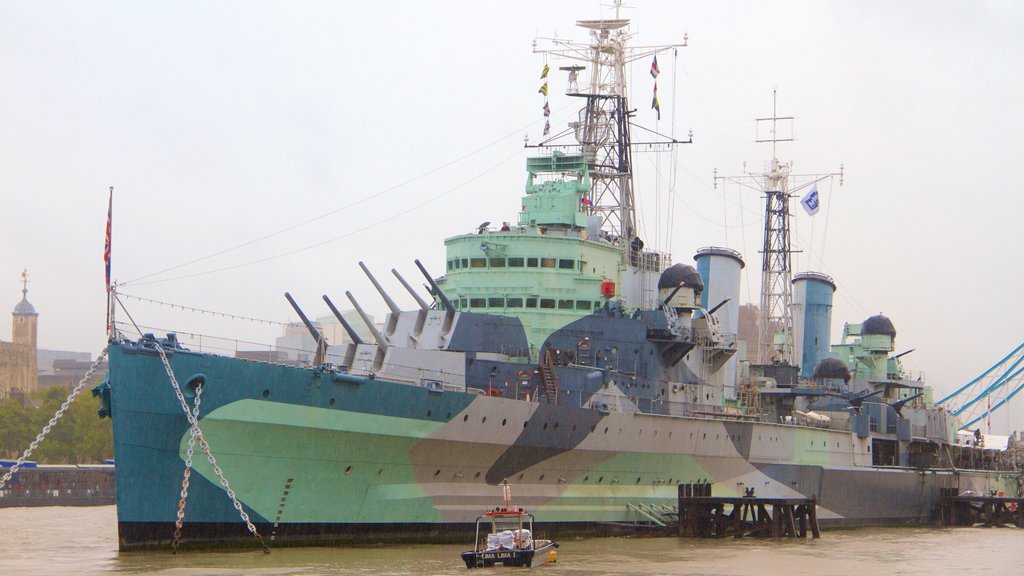 HMS Belfast joka esittää joki tai puro ja sotilaskäyttöön tarkoitetut esineet