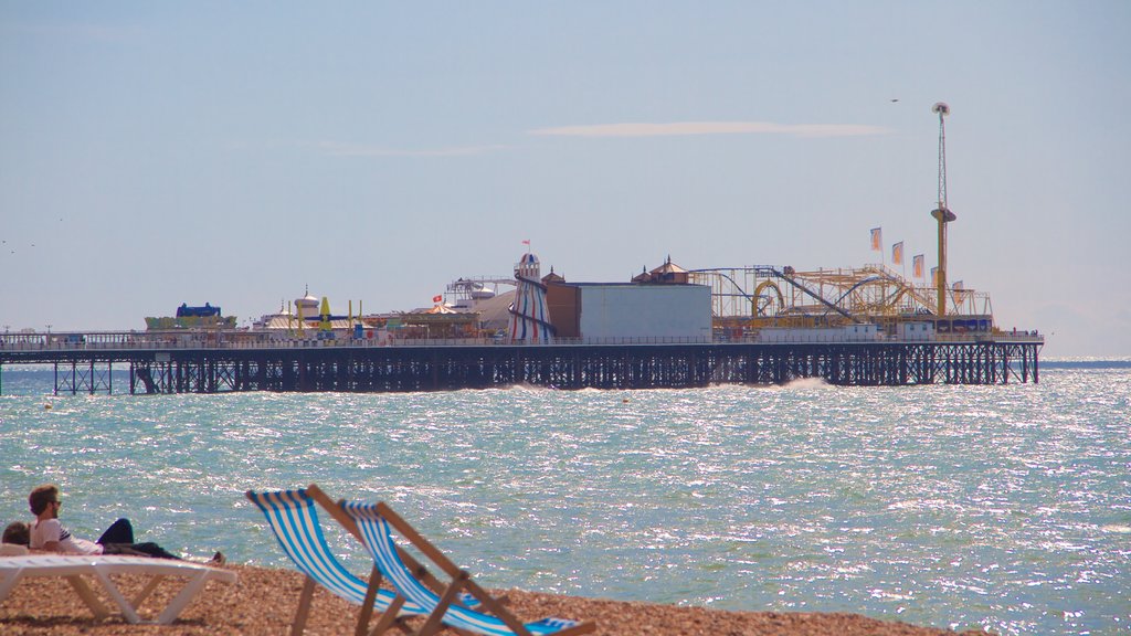 Brighton Pier showing a pebble beach