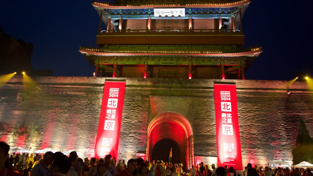 Gran Muralla China, Badaling ofreciendo un monumento, elementos patrimoniales y escenas de noche