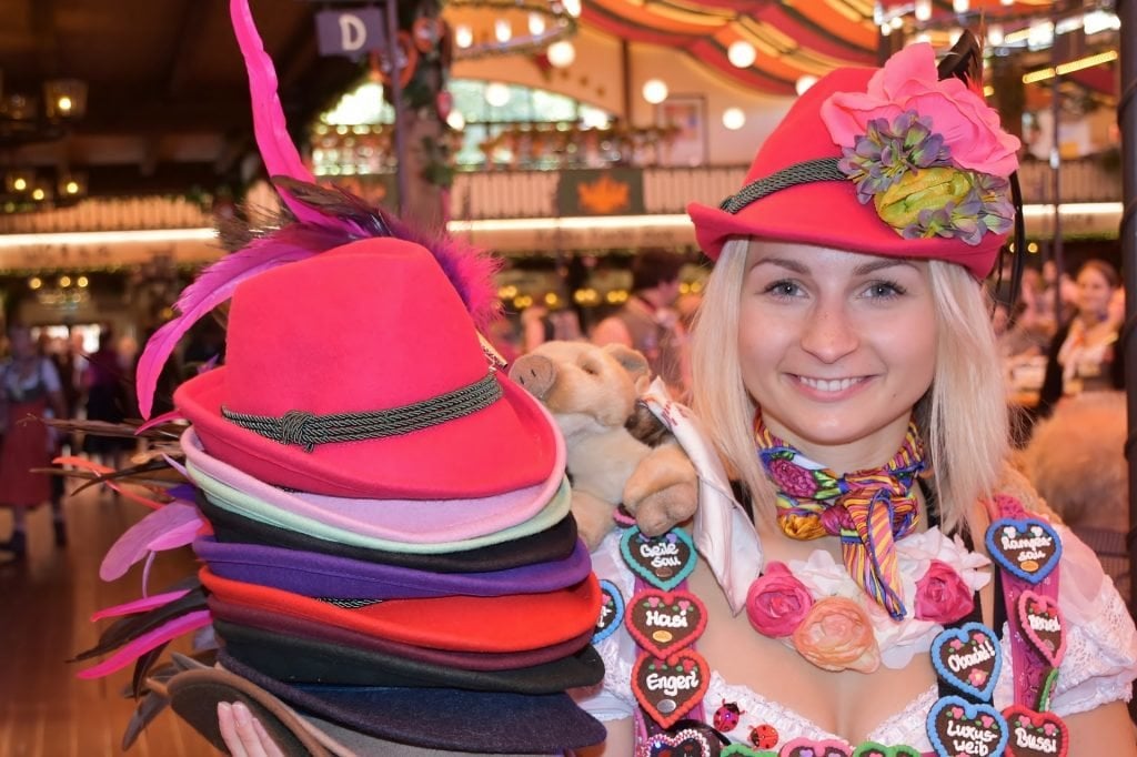 Hüte auf dem Oktoberfest in München