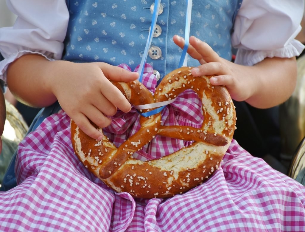 Brezeln und Dirdnl auf dem Oktoberfest in München