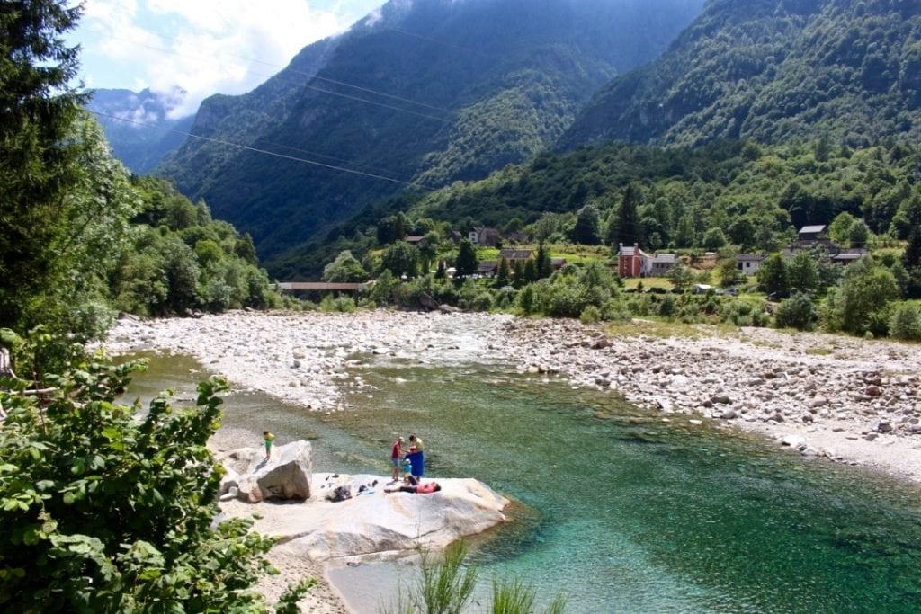 wildromantische-landschaft-im-verzasca-tal-im-tessin, Schweiz