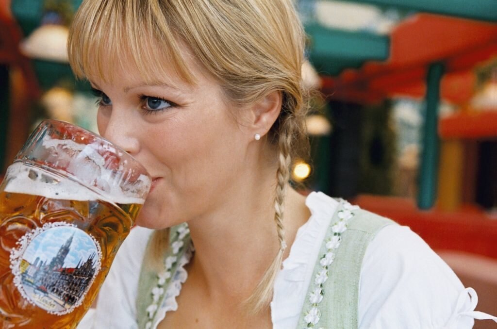 Bier trinken im Dirndl in München