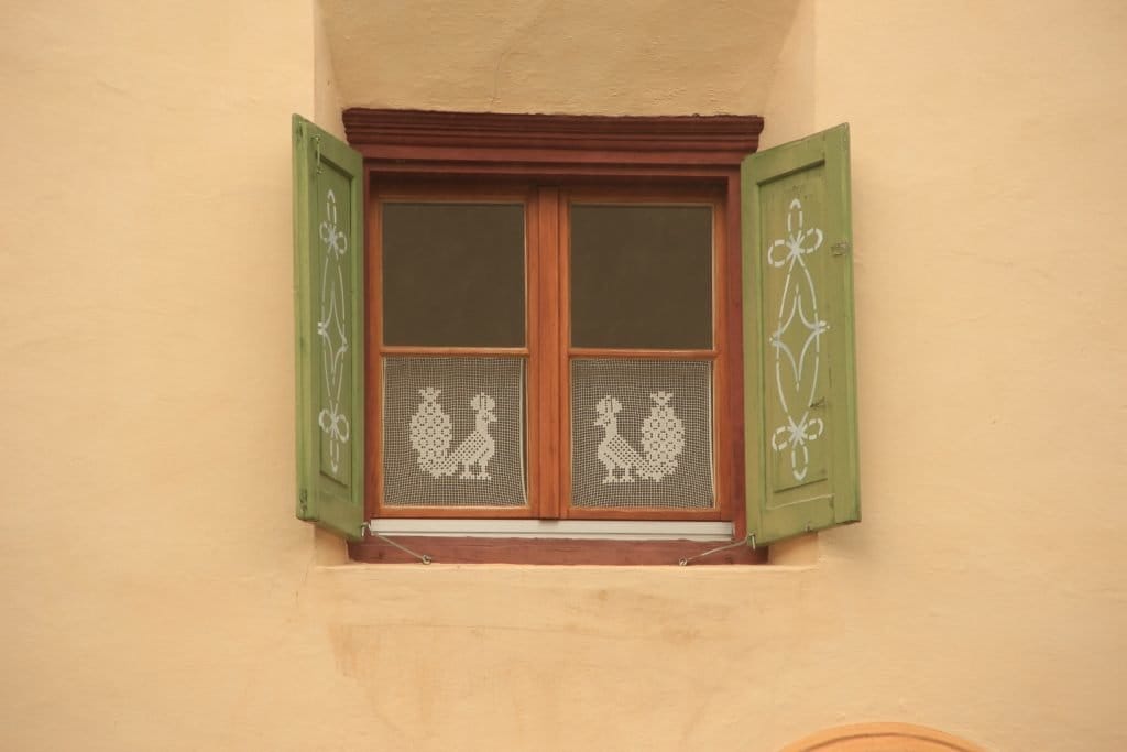 Fenster mit Schlagläden in der Schweiz