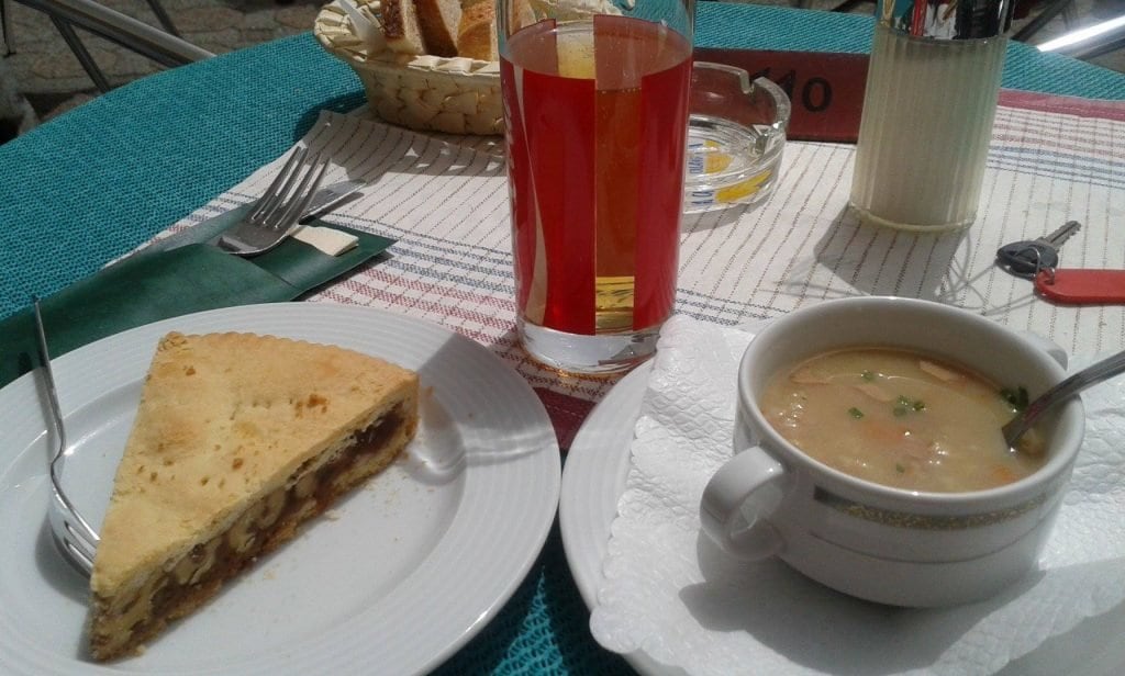 Kuchen, Suppe und Getänk: schweizer Küche