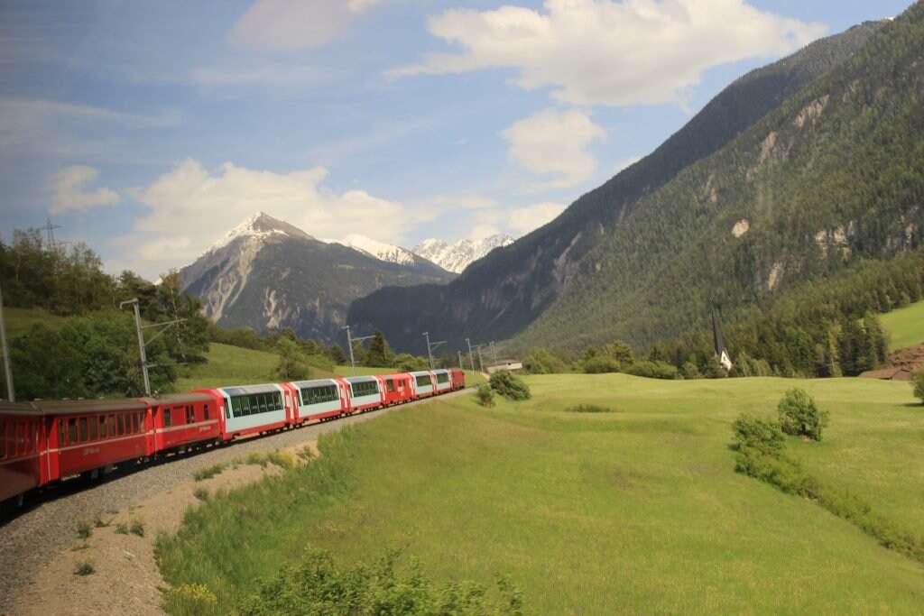 Zugfahrt durch die Landschaft der schweizer Alpen