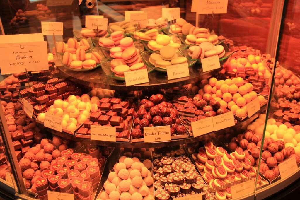 Macarons und schweizer Schokoladenpralinen