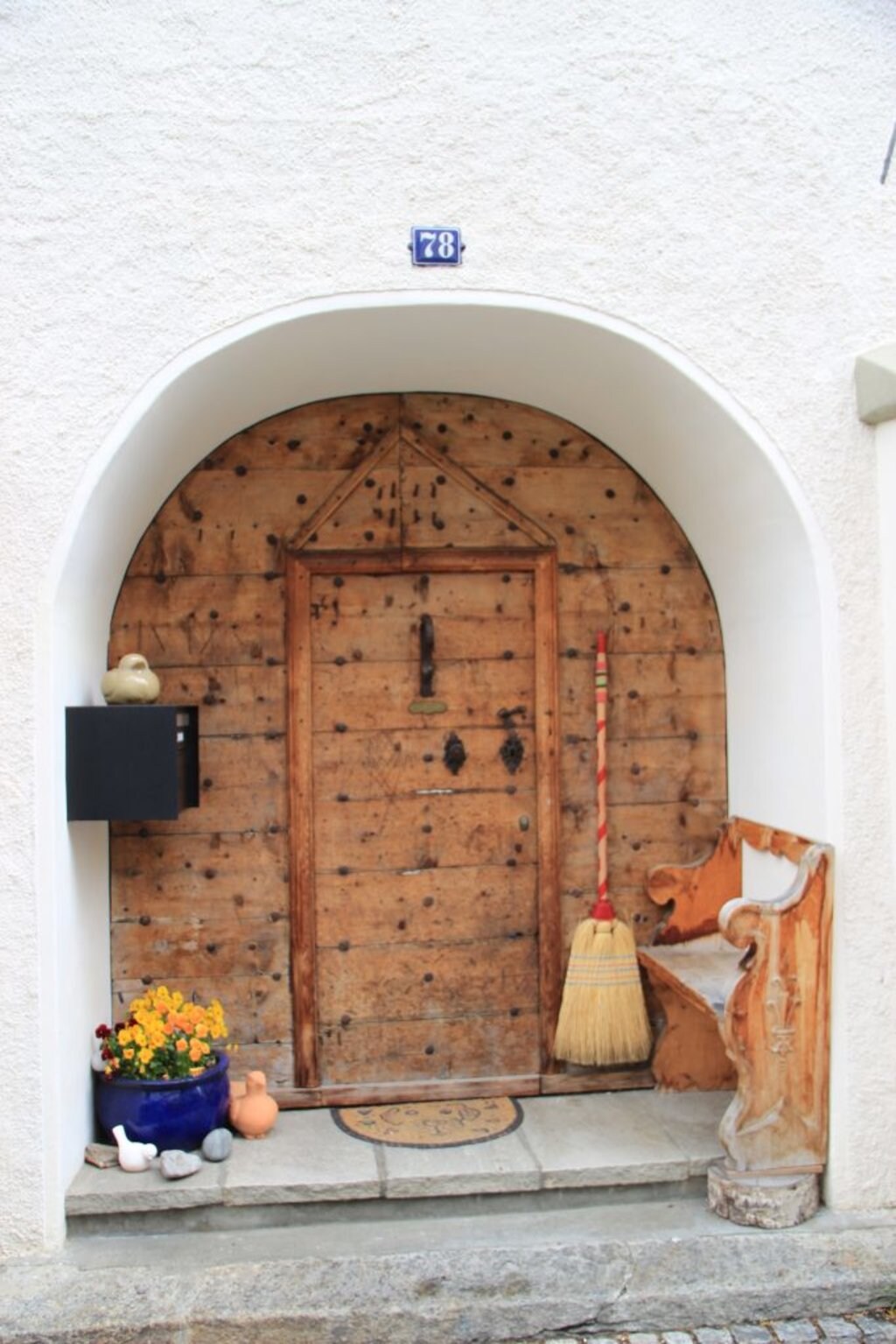 Schweizer Haustür mit Besen