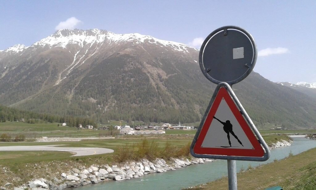 Schweizer Alpen mit Hinweisschild auf Wintersport