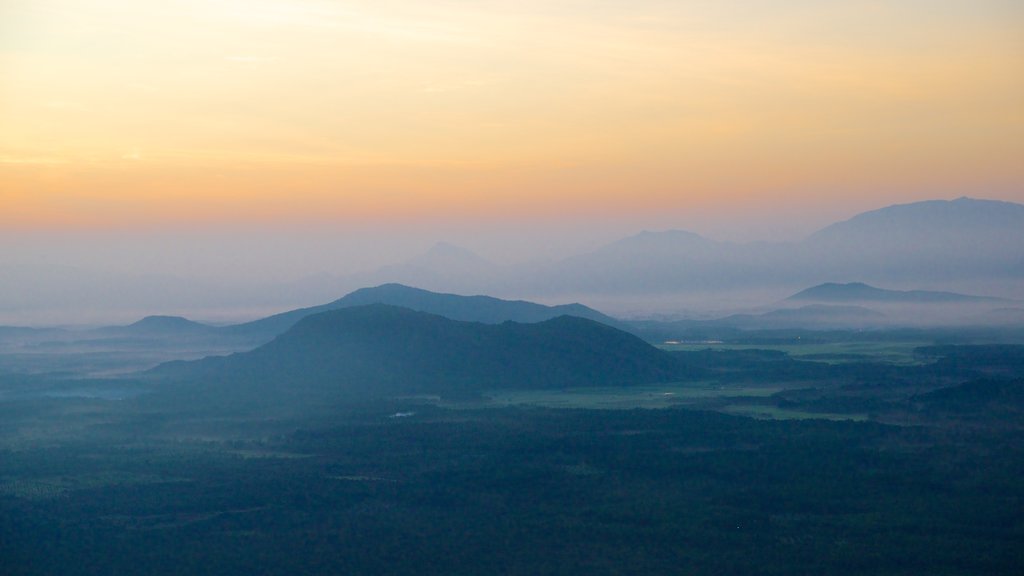 Kodaikanal que incluye vistas de paisajes y una puesta de sol