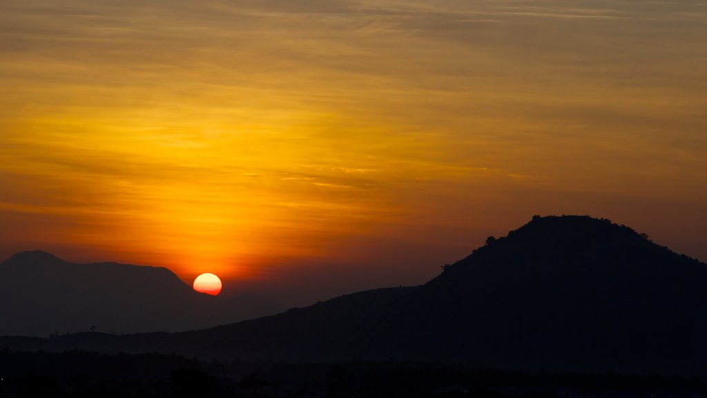 Kodaikanal mostrando vistas de paisajes y una puesta de sol